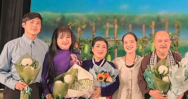 Singer Bich Thuy was moved when "Bong Canh Stork" was honored