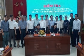 La provincia de Quang Tri está calificada para ser reconocida por haber alcanzado el nivel 3 de educación primaria universal y el nivel 2 de erradicación del analfabetismo.