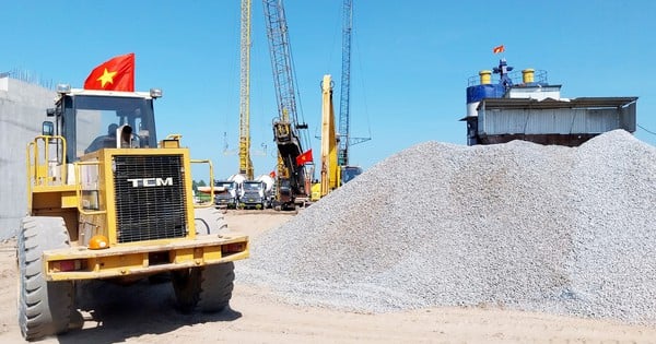 Bau einer Brücke während des Tet-Festes auf der Baustelle der Schnellstraße Chau Doc – Can Tho