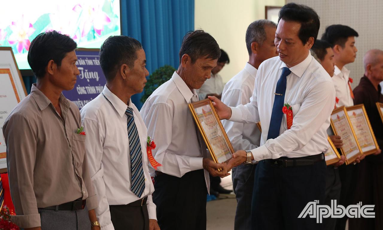 Genosse Nguyen Thanh Dieu präsentierte