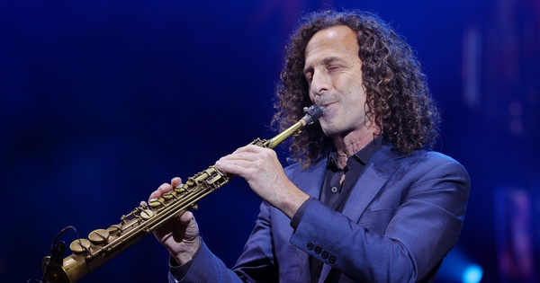 Kenny G “vã mồ hôi” khi giao lưu với khán giả bằng tiếng Việt