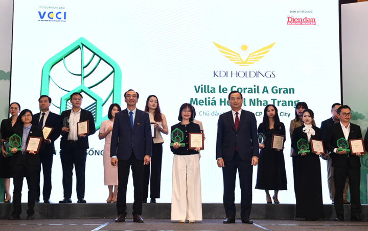 Mr. Nguyen Trung Khanh - Director of Vietnam National Administration of Tourism and Journalist Nguyen Linh Anh - Editor-in-Chief of Business Forum Magazine presented the certificate and medal to Ms. Nguyen Huong Hoai - Director of Communications and External Relations of KDI Holdings Group - representative of Villa Le Corail Resort, A Gran Meliá Hotel Nha Trang.