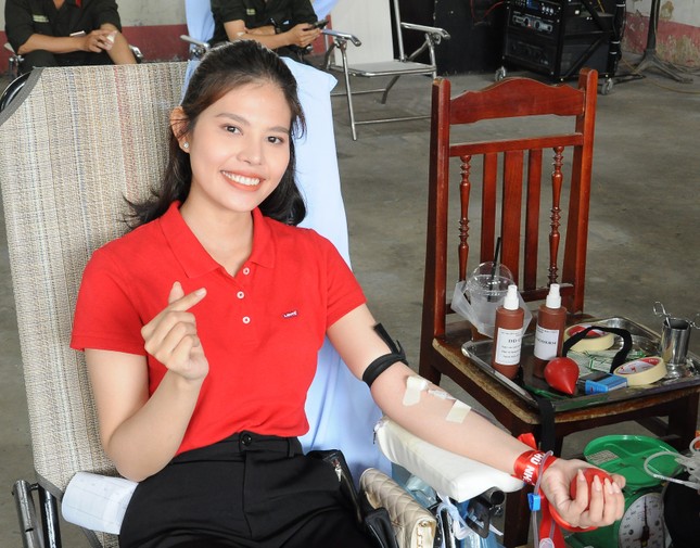 Hundreds of cadres, soldiers, and youth union members donated blood at Red Sunday in Can Tho photo 17