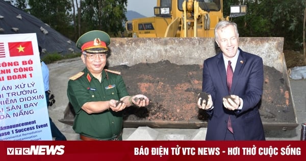 Geschichte des Fotos von General Nguyen Chi Vinh mit dem ehemaligen US-Botschafter am Flughafen Da Nang