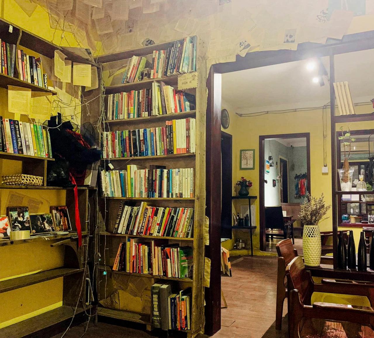 Quán còn được mệnh danh là “Tiệm cafe chữa lành“. Ảnh: Khu vườn gác mái