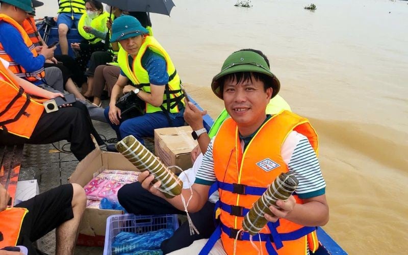 Đoàn vận chuyển các nhu, yếu phẩm vào tận khu vực người dân bị ảnh hưởng do bão lũ.