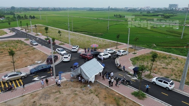 Primer plano de un terreno en un distrito suburbano de Hanoi que acaba de ser subastado, los corredores informaron una diferencia de 600 millones de VND/lote foto 3