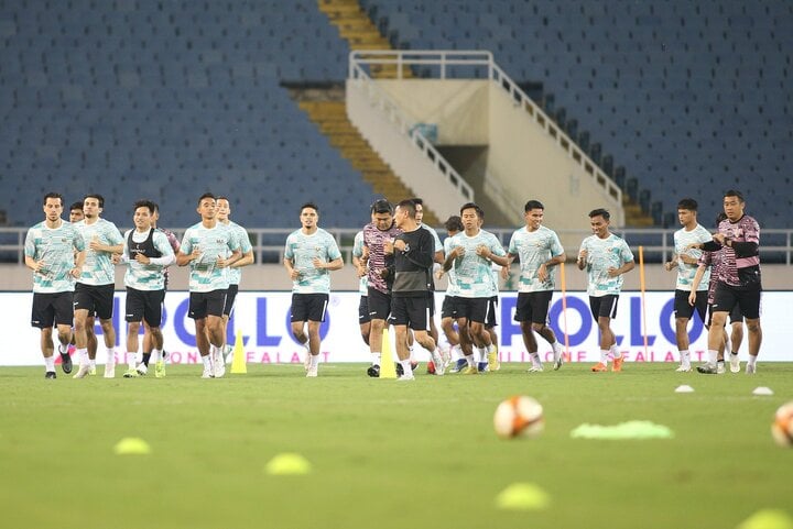خاض المنتخب الإندونيسي تدريباته بعد ظهر يوم 25 مارس بمشاركة 22 لاعبا فقط.