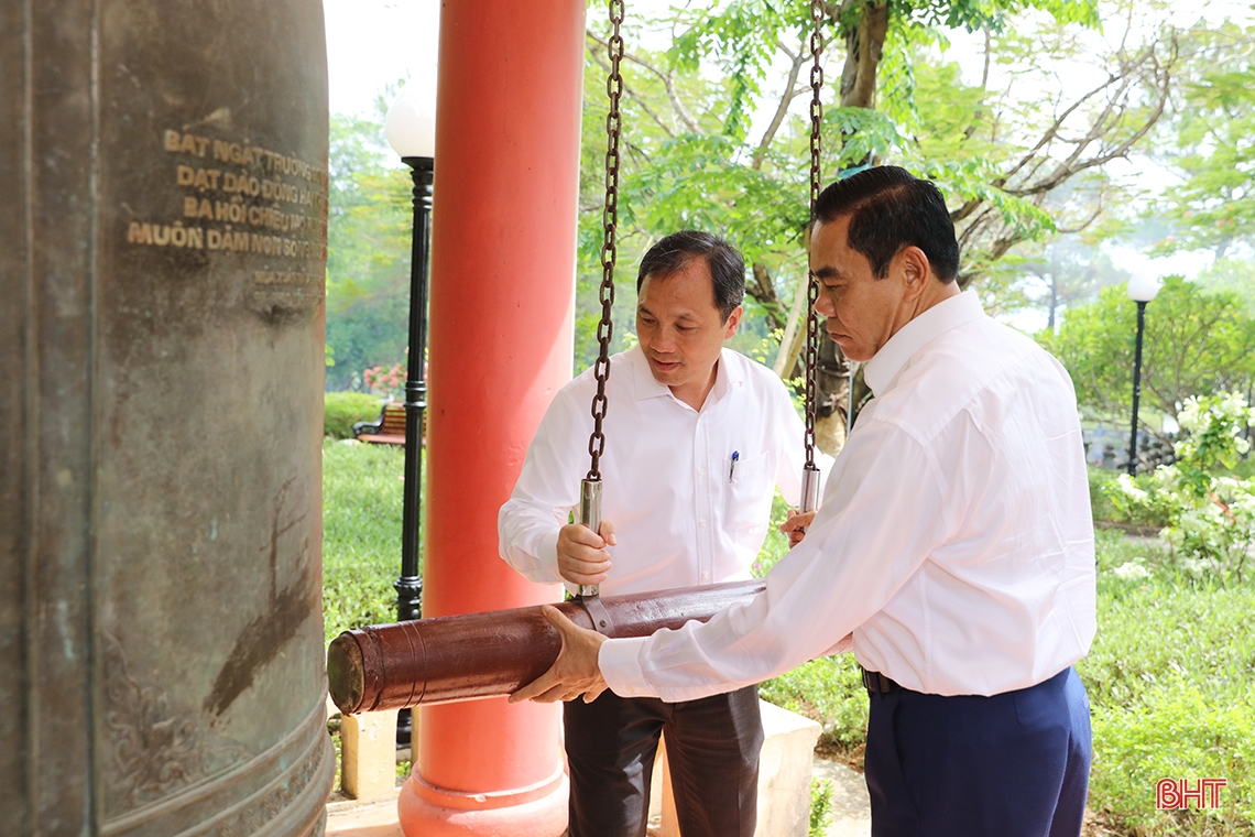 ผู้นำหมู่บ้านฮาติญจุดธูปเทียนที่สุสาน Truong Son และ Road 9