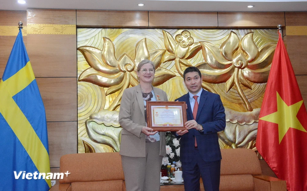 Der Präsident der Vietnamesischen Union der Freundschaftsorganisationen, Phan Anh Son, überreichte der schwedischen Botschafterin in Vietnam, Ann Mawe, die Medaille „Für Frieden und Freundschaft zwischen den Völkern“. (Foto: CTV/Vietnam+)