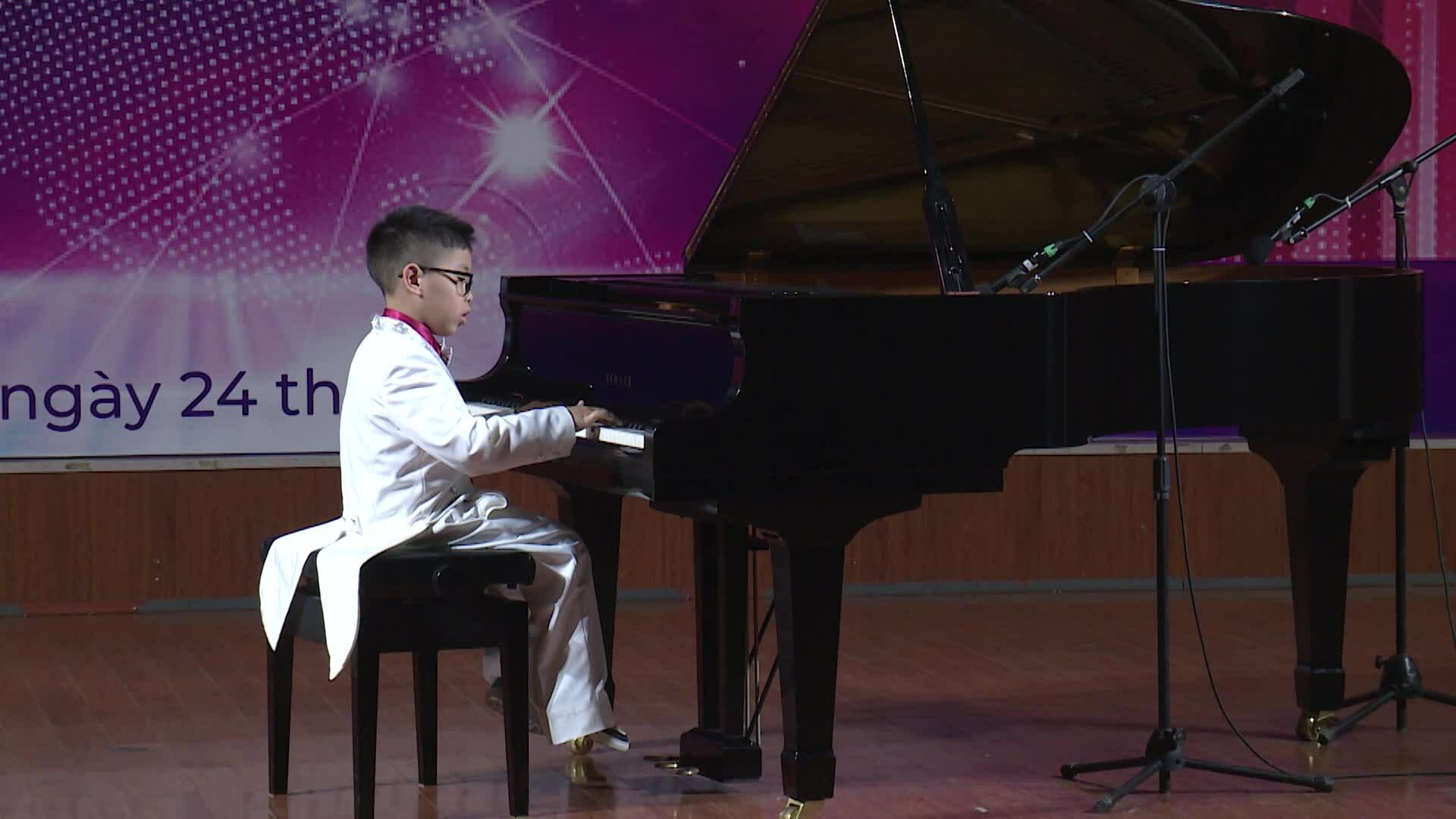 Paraplegic contestant wins piano talent contest