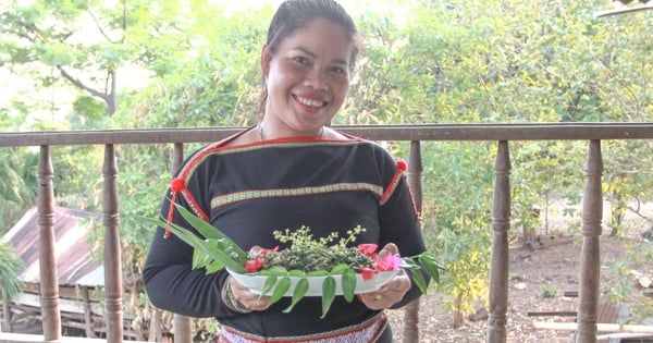 A rustic dish made from wild vegetables and fruits picked around the house, the Gia Rai woman fascinates diners.