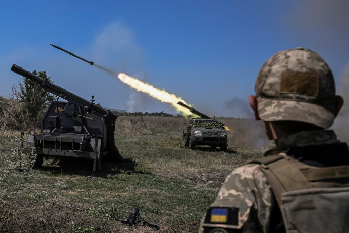 Ukrainian soldiers fire at Russian military positions in the Zaporizhzhia region last August. Photo: Reuters