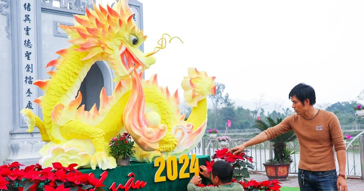 Workers stay up 3 nights "not allowed to make mistakes" to create a beautiful foam dragon