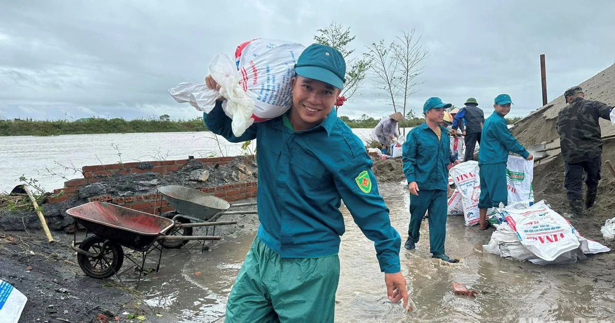 กองทัพและประชาชนไทยทำงานหนักเพื่อรับมือกับเหตุการณ์เขื่อนและคันดินถล่มในวันพายุประวัติศาสตร์