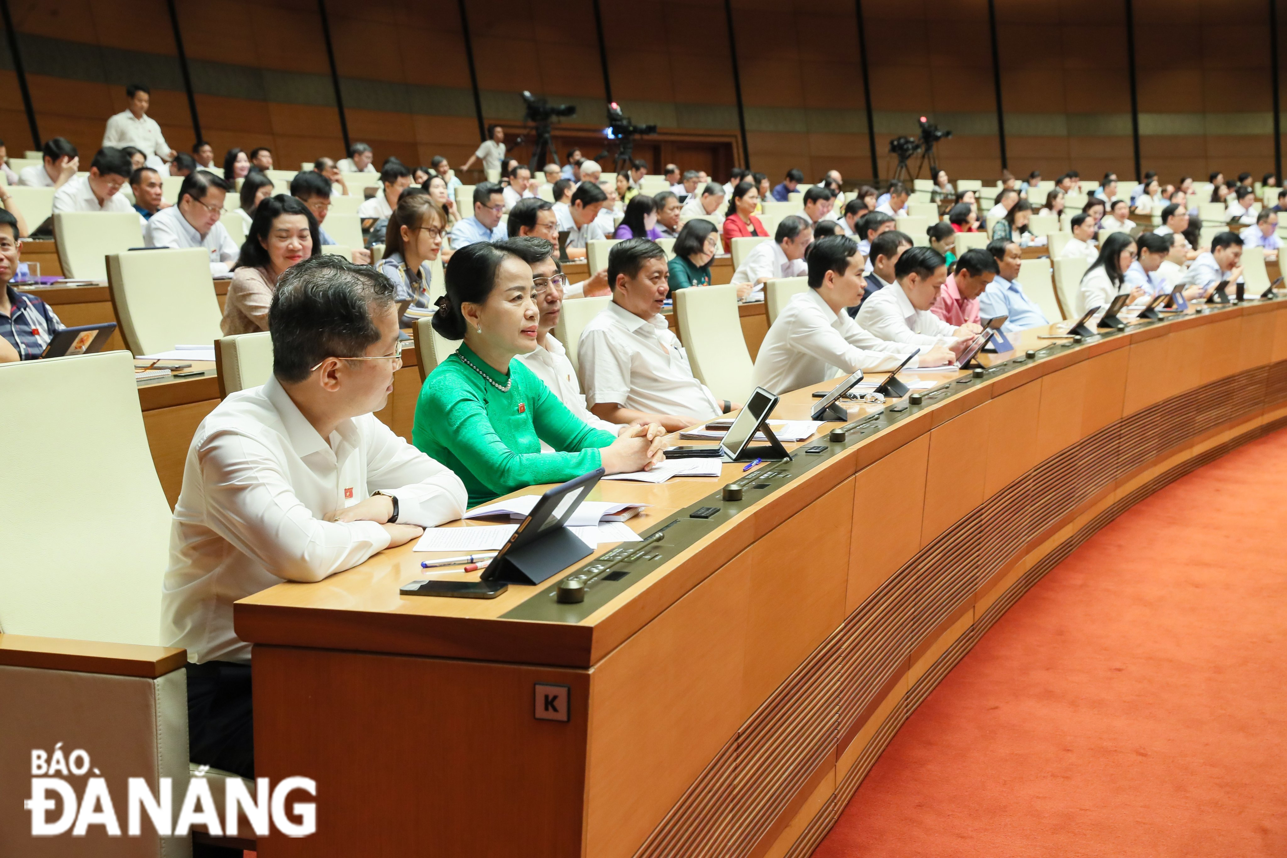 Nguyen Van Quang (ganz links, erste Reihe), Mitglied des Zentralkomitees der Partei, Sekretär des Stadtparteikomitees, Leiter der Delegation der Nationalversammlung der Stadt, und weitere Delegierte der Nationalversammlung der Stadt nahmen am 1. Juni an der Diskussion im Saal teil. Foto: VU HUNG