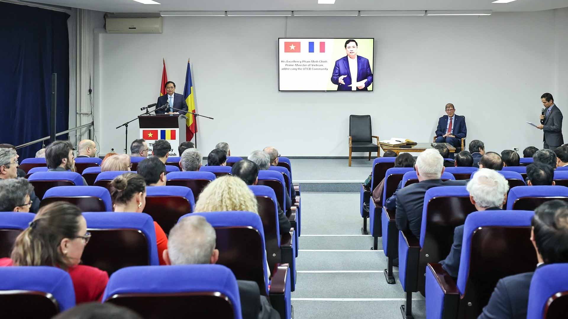 El primer ministro Pham Minh Chinh visita la Universidad Técnica de Ingeniería Civil en Bucarest, Rumania