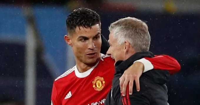 Ronaldo trò chuyện với Solskjaer thời cả hai còn phục vụ Man Utd mùa 2021-2022. Ảnh: Reuters