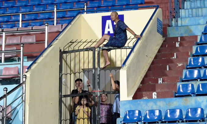 Fans klettern über den Zaun, um dem vietnamesischen Team beim Training zuzuschauen