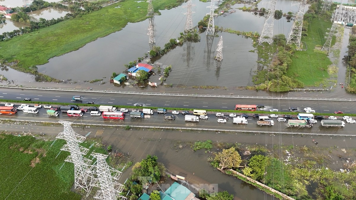 Los vehículos quedaron atascados durante más de 5 km en la carretera Phap Van - Cau Gie debido a las inundaciones. Foto 6