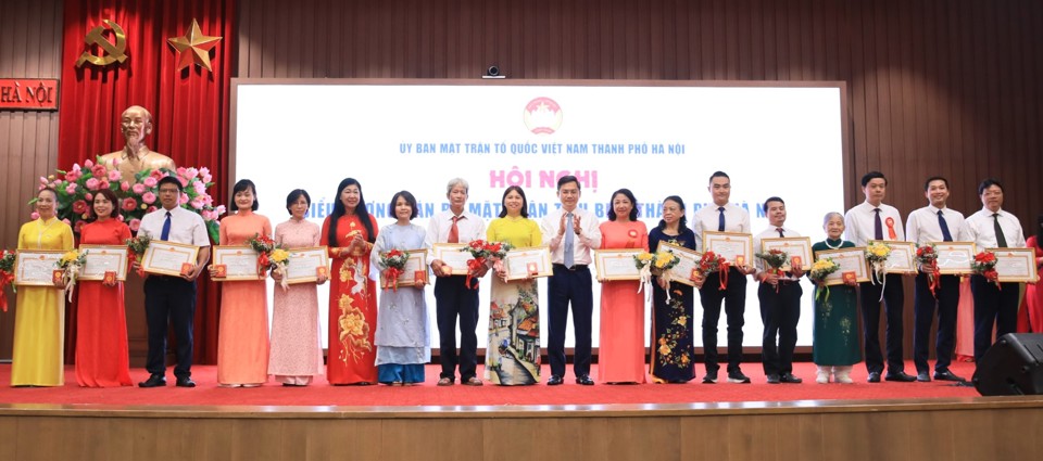 Die Vorsitzende des Komitees der Vietnamesischen Vaterländischen Front, Nguyen Lan Huong, und der stellvertretende Vorsitzende des Volkskomitees der Stadt, Ha Minh Hai, überreichten auf der „Konferenz zur Ehrung herausragender Funktionäre der Vaterländischen Front“ Verdiensturkunden des Vorsitzenden des Volkskomitees der Stadt an Gruppen und Einzelpersonen. „Karte aller Ebenen der Stadt Hanoi für den Zeitraum 2019–2024“