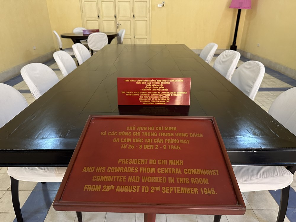 La table où le président Ho Chi Minh et les camarades du Comité central du Parti ont approuvé trois contenus : la Déclaration d'indépendance, l'organisation de la célébration de la Fête nationale et la composition du gouvernement provisoire.