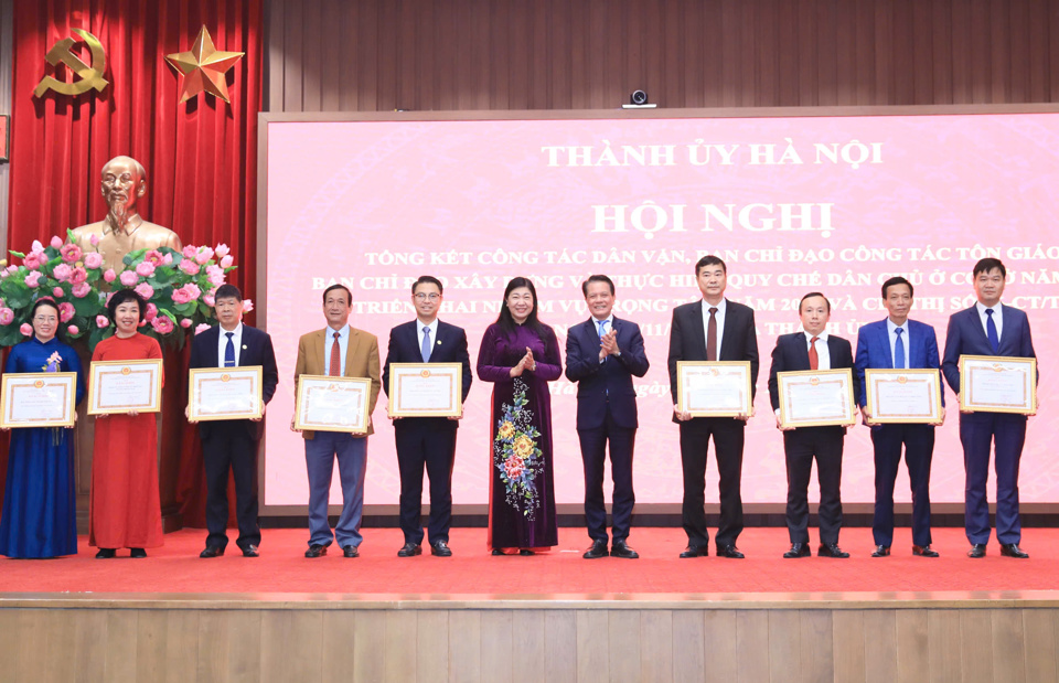 La presidenta del Comité del Frente Patriótico de Vietnam de la ciudad, Nguyen Lan Huong, y el presidente del Comité de Inspección del Comité del Partido de la ciudad, Hoang Trong Quyet, entregaron Certificados de Mérito del Comité Permanente del Comité del Partido de Hanoi a 10 colectivos.