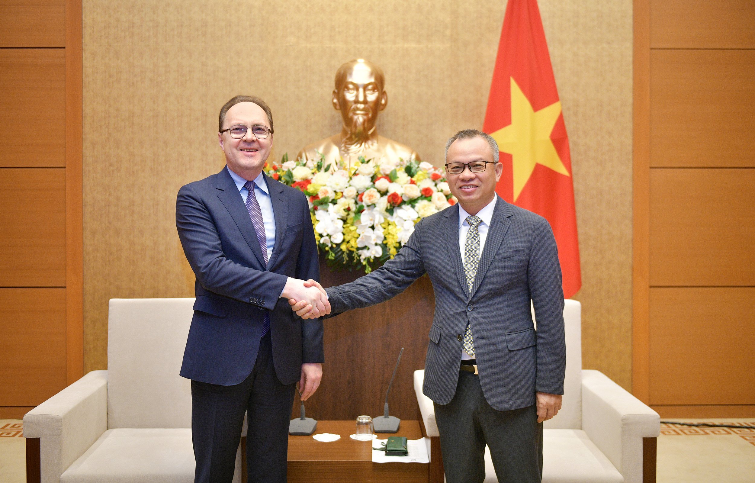 Deputy Chairman of the Foreign Affairs Committee Nguyen Manh Tien shakes hands with the Ambassador of the Russian Federation to Vietnam