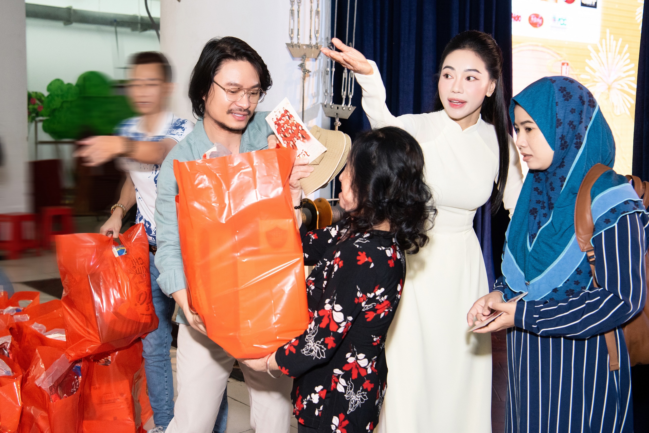 Sen Vàng trao quà trị giá hơn 800 triệu đồng cho trẻ em, người dân tộc thiểu số đón Tết- Ảnh 4.
