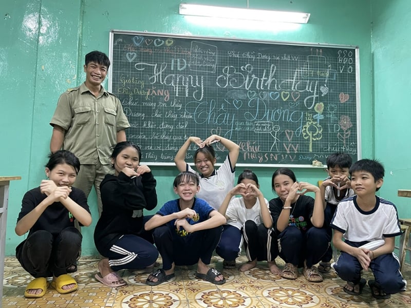 Lớp học tình thương của anh bảo vệ dân phố | Báo Gia Lai điện tử