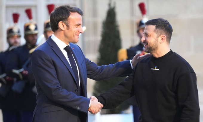 El presidente francés, Emmanuel Macron (izquierda), estrecha la mano del presidente ucraniano, Volodymyr Zelensky, en el Palacio del Elíseo en París el 14 de mayo. Foto: AP