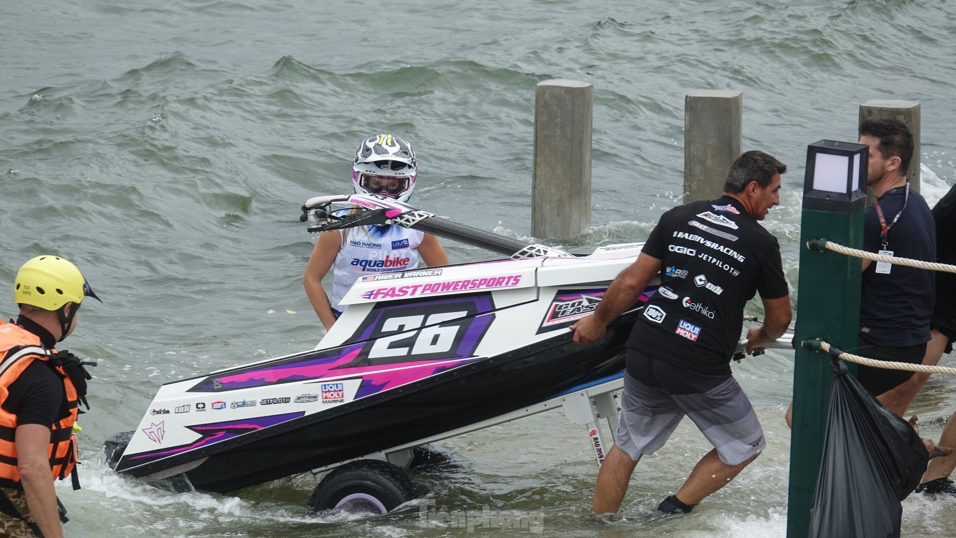 Schauen Sie zu, wie die „Bestien“ beim Jetski-Rennen der Welt gegeneinander antreten. Foto 13