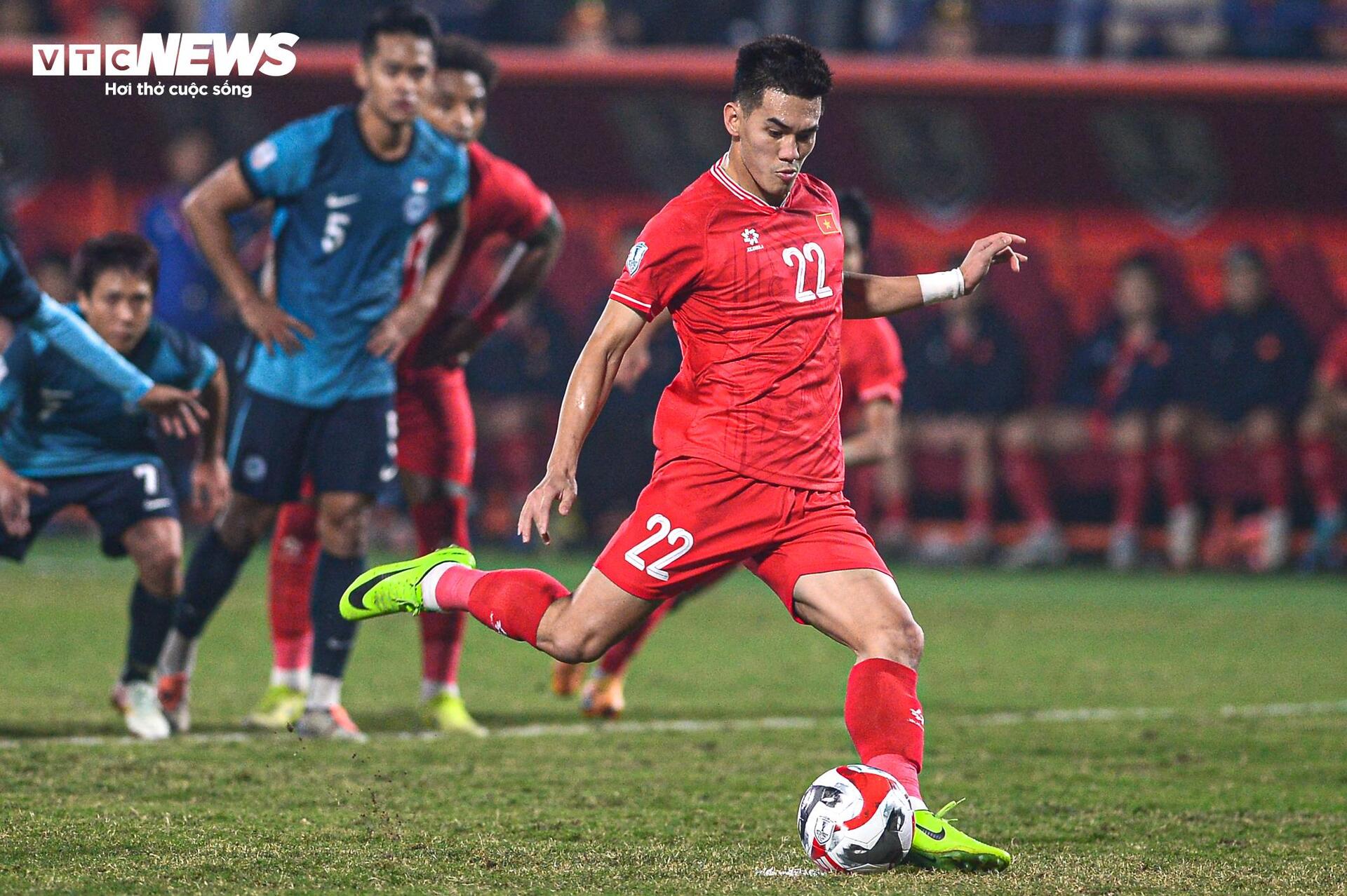 Gros plan de Xuan Son déchirant son maillot et son filet contre Singapour pour amener l'équipe vietnamienne en finale - 14