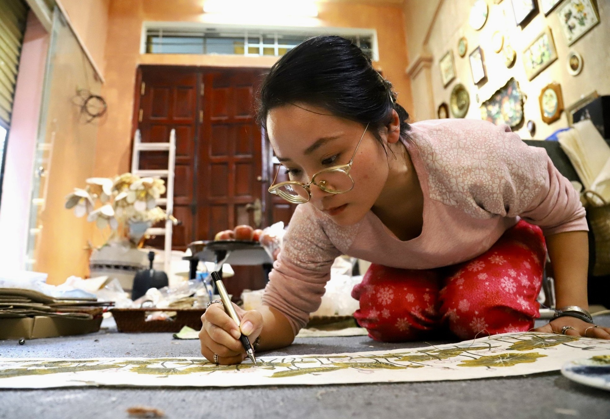 สาวฮานอย 'เติมชีวิตชีวา' ให้กับรูปถ่ายกระดาษทำมือแบบดั้งเดิม 3