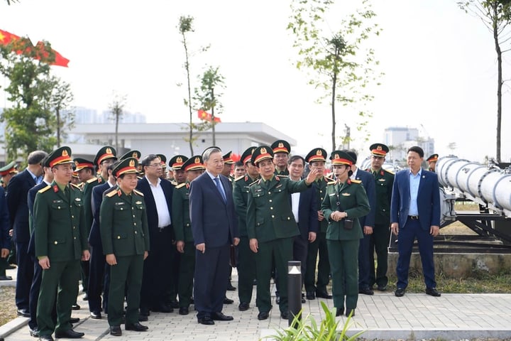 Tổng Bí thư Tô Lâm, Bí thư Quân ủy Trung ương đến thăm và làm việc tại Bảo tàng Lịch sử Quân sự Việt Nam.