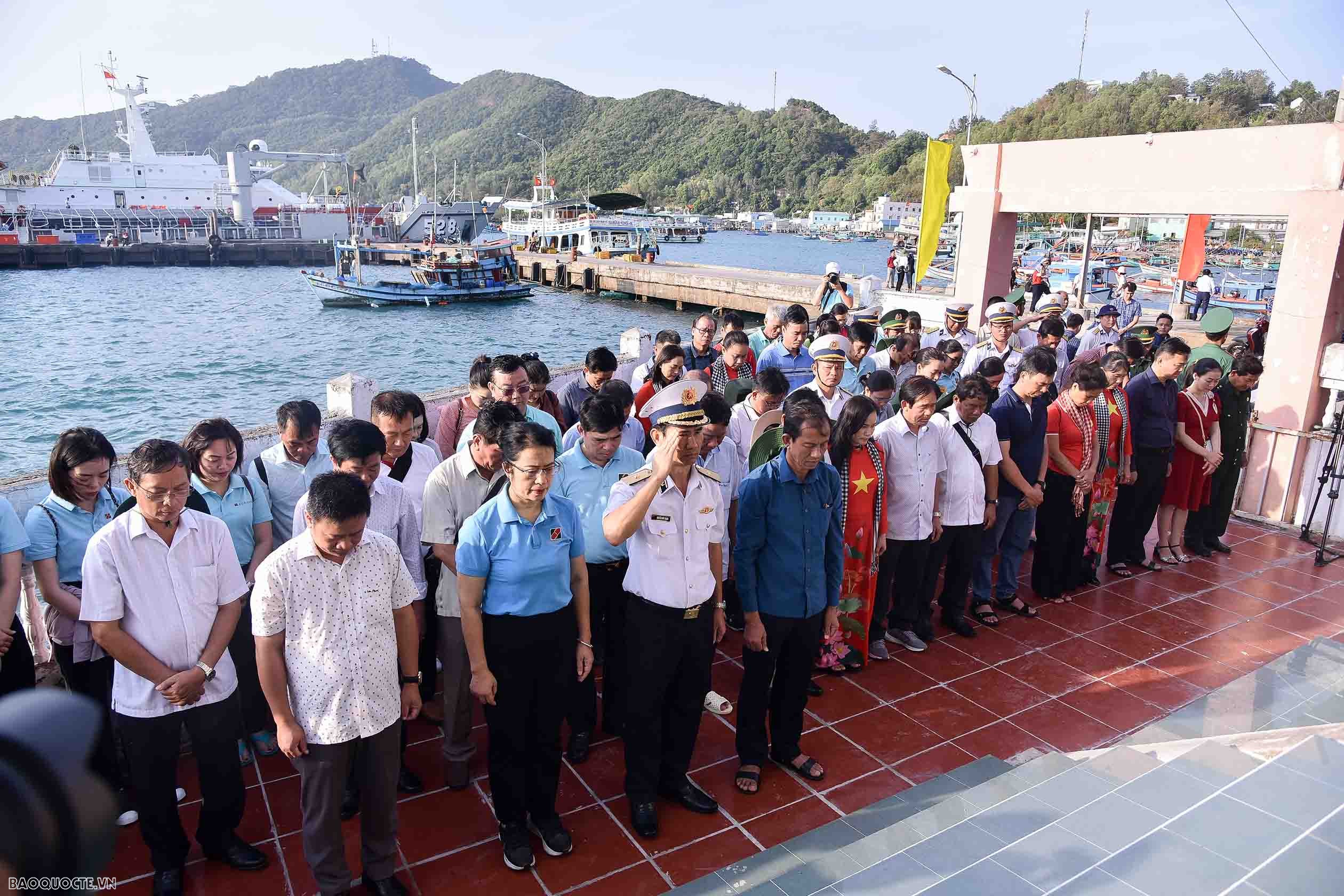 Gói bánh chưng, vui xuân đón Tết cùng cán bộ, chiến sĩ đảo Nam Du