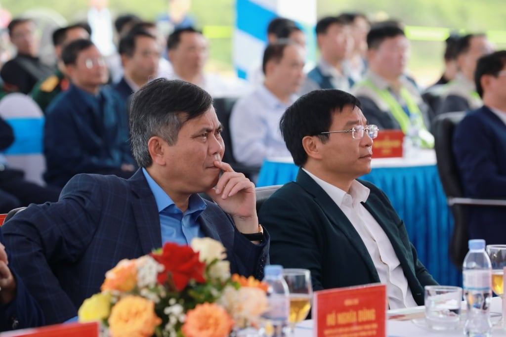 Minister of Transport Nguyen Van Thang (right photo) and Chairman of Quang Binh Provincial People's Committee Tran Thang attended the project's construction launch ceremony.