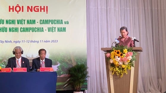 Bà Men Sam An, Chủ tịch Hội Hữu nghị Campuchia - Việt Nam, phát biểu tại hội nghị