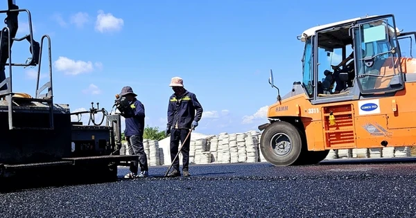 約5兆VND相当のビエンホア・ブンタウ高速道路に初めてアスファルト舗装が敷かれた。