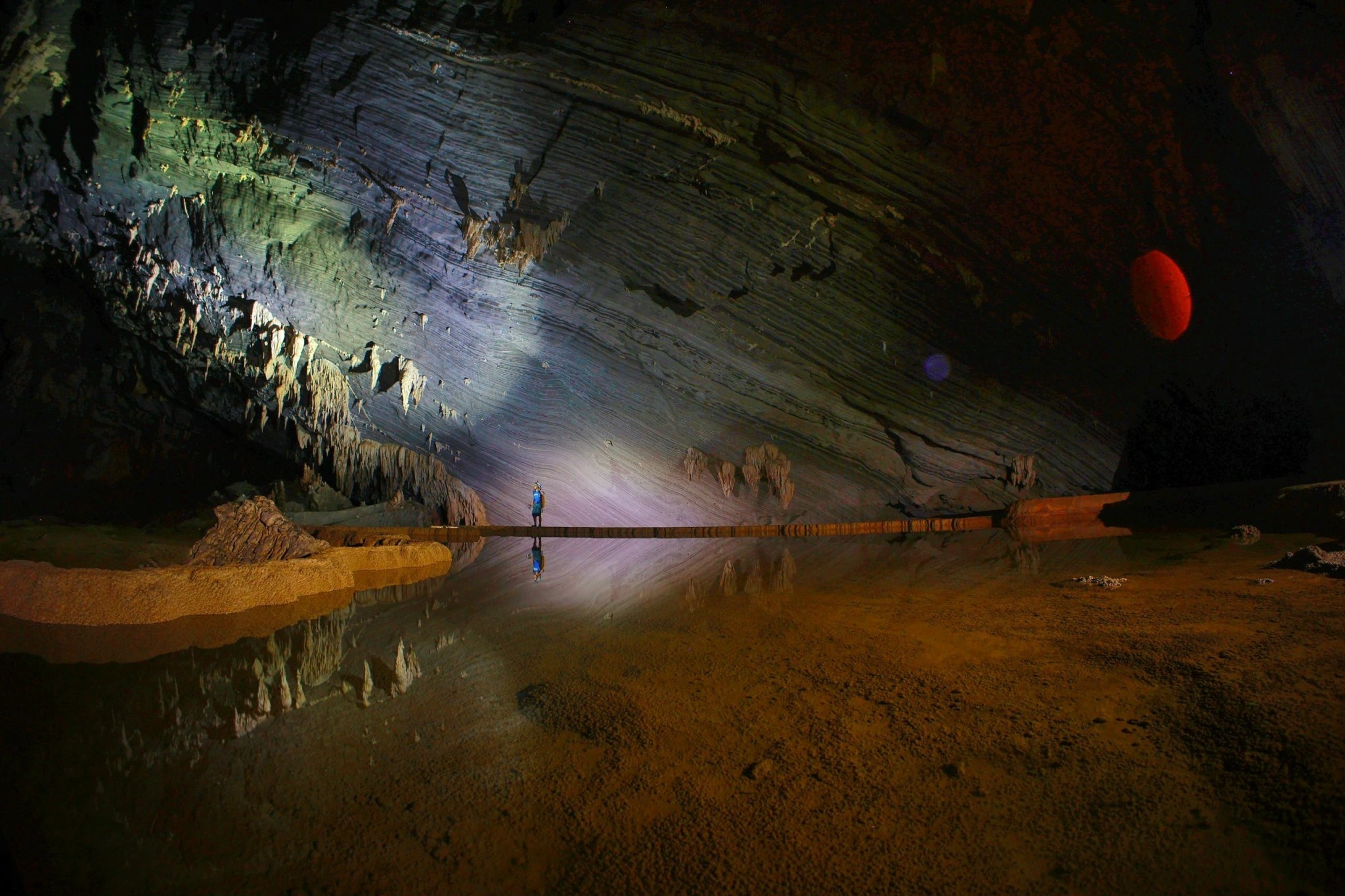 Experiencia inolvidable de 3 días de una niña de Ciudad Ho Chi Minh explorando una cueva de casi 3000 m