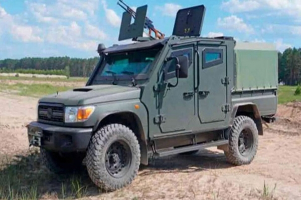 Ucrania transformó el Toyota Land Cruiser "dios de la guerra" en un vehículo blindado ligero de 200 caballos de potencia