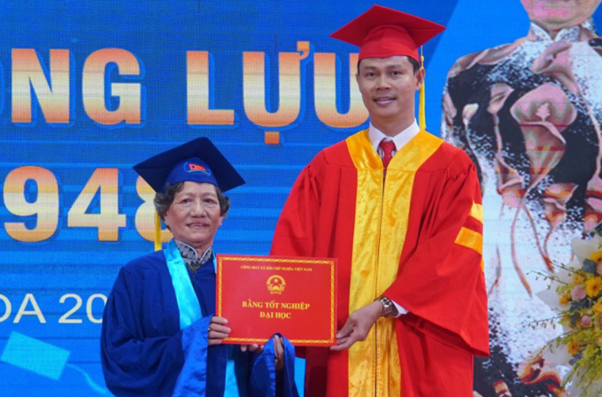 La Sra. Nguyen Thi Hong Luu recibió su diploma universitario el 29 de octubre. Foto: An Binh