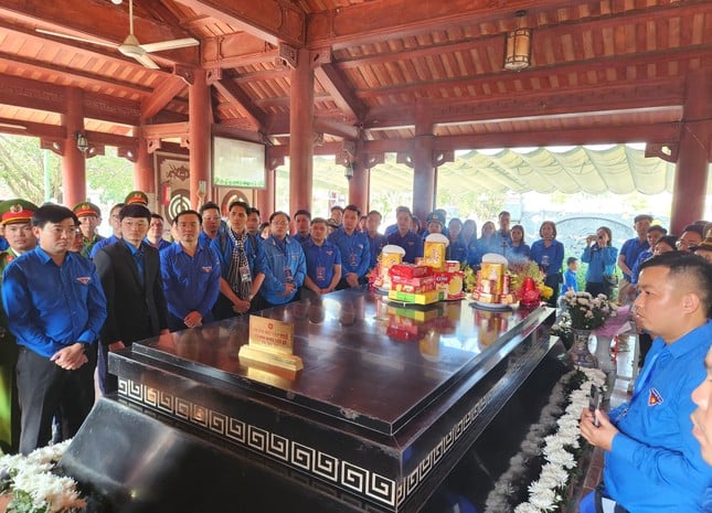 Delegation of Ly Tu Trong Award offered incense to commemorate President Ho Chi Minh photo 18