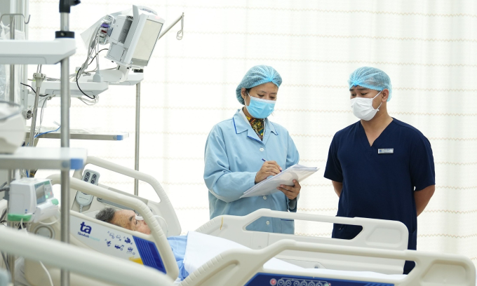 Le Dr Vu Thanh évalue l'état du patient. Photo : Hôpital général de Tam Anh