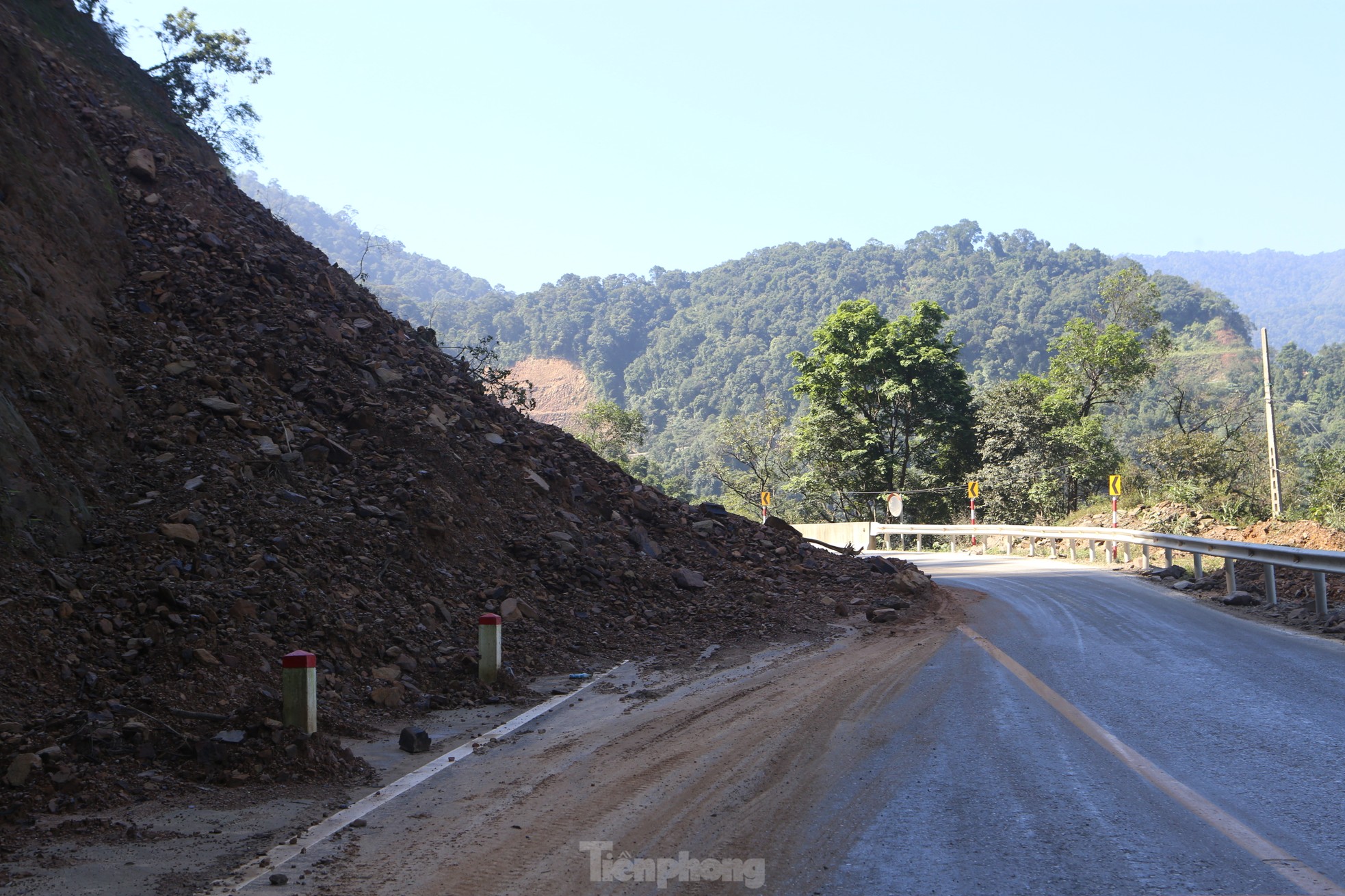 Many drivers are worried as the road to Cau Treo Border Gate continues to collapse, photo 3