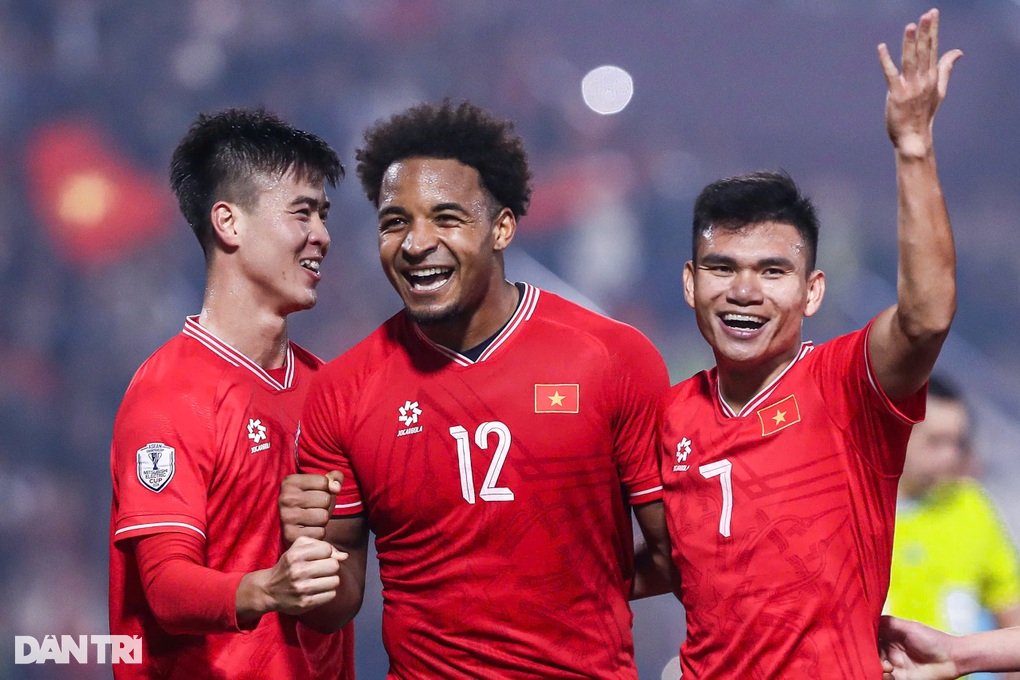 Giá vé xem tuyển Việt Nam đá chung kết AFF Cup cao chưa từng thấy - 2