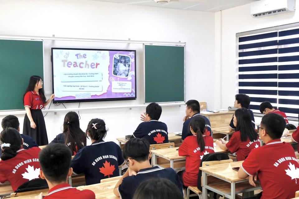  Le lycée Ha Dong investit dans des équipements modernes et synchrones pour chaque classe.