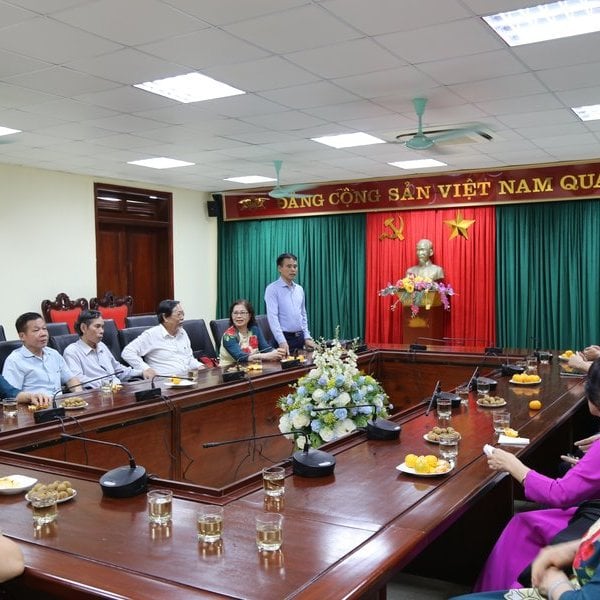 El Centro TVPL permite a los menores visitar y reunirse con los líderes del Tribunal Popular de Thanh Hoa