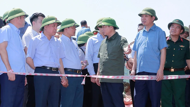 Le vice-Premier ministre Tran Hong Ha inspecte les conséquences des catastrophes naturelles à Thanh Hoa, photo 3