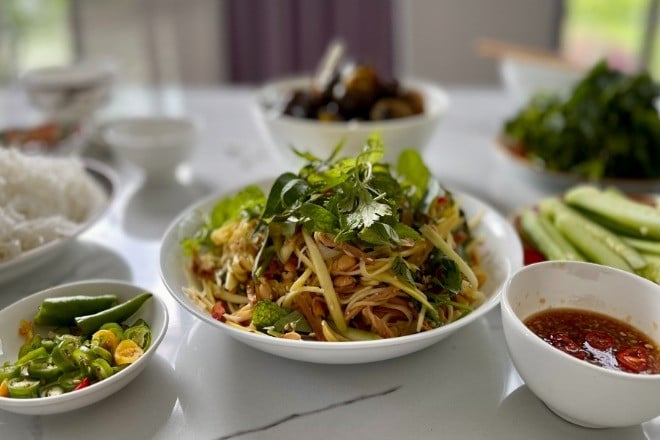 Quang Ngai Mann in Hanoi mischt köstlichen grünen Mango und getrockneten Tintenfischsalat